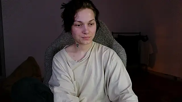 esajukyy online show from May 18, 2026, 3:39 pm