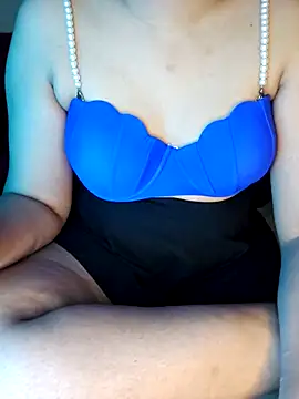 Olivia3 online show from November 3, 2025, 8:45 pm