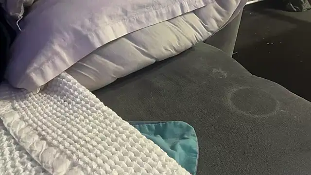 houy111111 online show from October 25, 2025, 5:57 pm