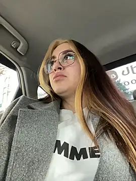 VikiDemi online show from December 15, 2025, 9:15 am