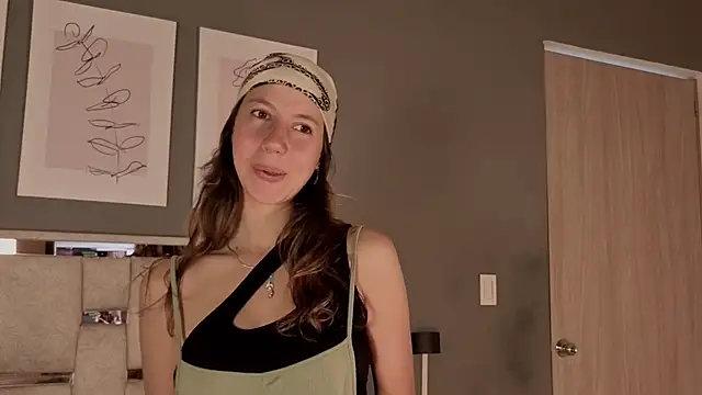 jolie lov online show from November 19, 2025, 1:33 pm