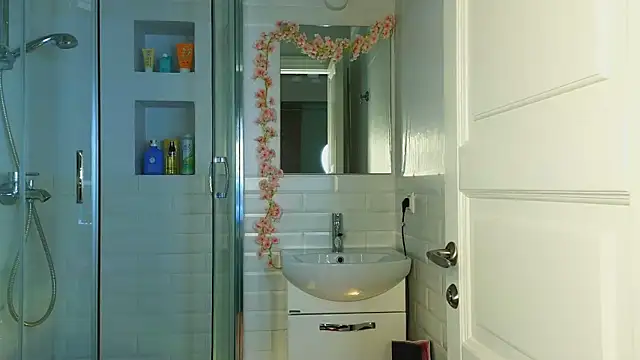 Mia Mia M online show from March 6, 2025, 5:46 am