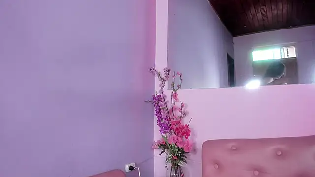 CarlaAlvez online show from September 8, 2025, 2:49 pm