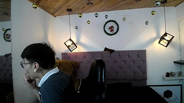 Snapshot of Aleixandre_Cash chatting on December 13, 2024, 12:06 pm Aleixandre Cash online show from December 13, 2024, 12:06 pm