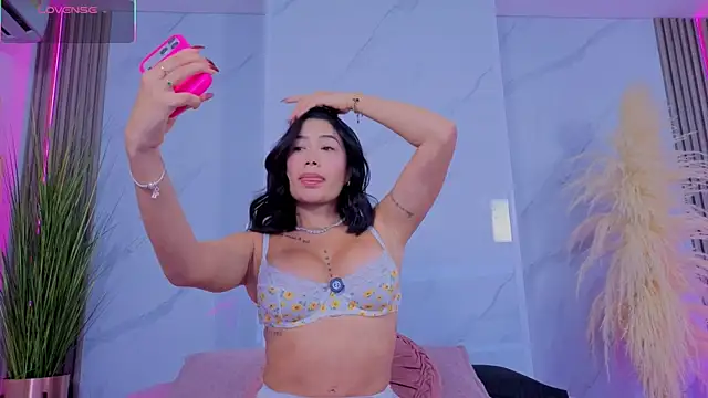 Chlooee   online show from December 22, 2025, 1:50 am