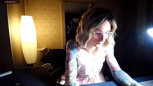 Julia dolls online show from November 21, 2025, 6:18 pm