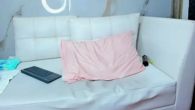 Milaspetite online show from March 9, 2025, 1:25 am