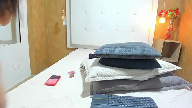 Milaspetite online show from March 23, 2026, 8:19 pm