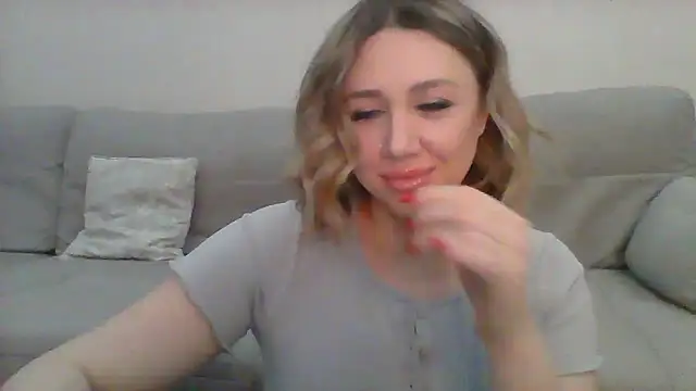 VickyLove047 online show from March 18, 2025, 3:45 am