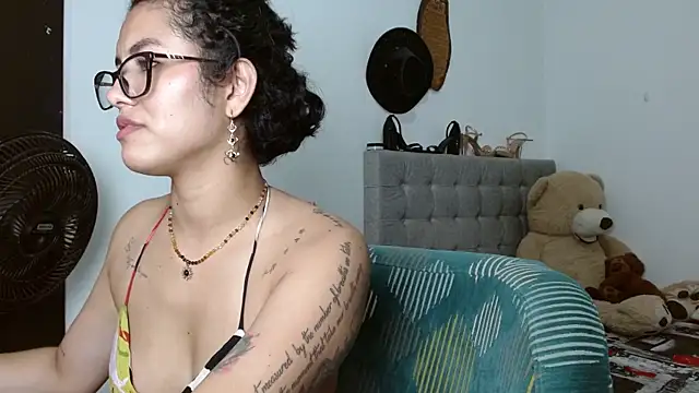 Snapshot of Sexy_Lia_ chatting on April 21, 2026, 2:51 am Sexy Lia online show from April 21, 2026, 2:51 am