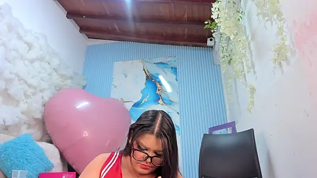 Danniela18  online show from May 15, 2026, 12:25 pm
