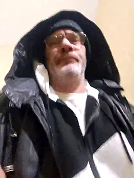 Snapshot of tileguyyy chatting on March 17, 2026, 4:04 am tileguyyy online show from March 17, 2026, 4:04 am