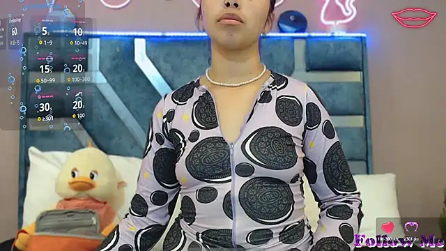 Snapshot of Roxan_Fox- chatting on December 2, 2025, 1:39 am Roxan Fox- online show from December 2, 2025, 1:39 am