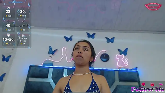 Snapshot of Roxan_Fox- chatting on November 12, 2025, 2:15 am Roxan Fox- online show from November 12, 2025, 2:15 am