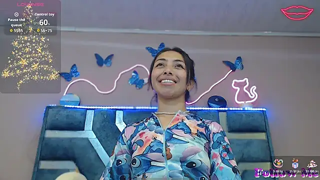 Snapshot of Roxan_Fox- chatting on December 15, 2025, 5:02 am Roxan Fox- online show from December 15, 2025, 5:02 am