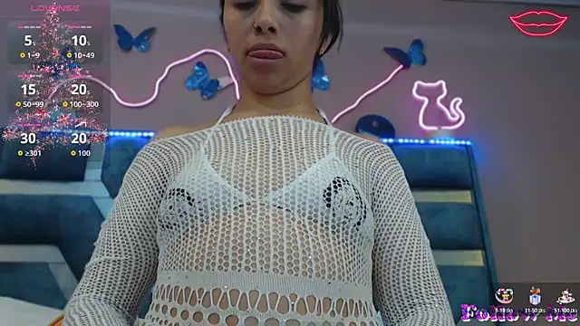 Snapshot of Roxan_Fox- chatting on January 6, 2026, 2:26 am Roxan Fox- online show from January 6, 2026, 2:26 am