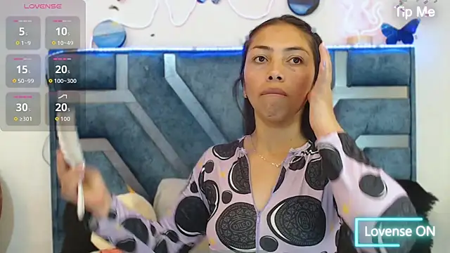 Snapshot of Roxan_Fox- chatting on October 6, 2025, 5:19 am Roxan Fox- online show from October 6, 2025, 5:19 am