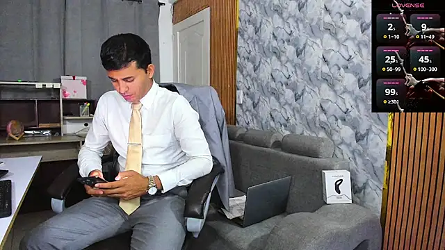 Snapshot of Hideintheoffice chatting on February 10, 2026, 6:34 am Hideintheoffice online show from February 10, 2026, 6:34 am