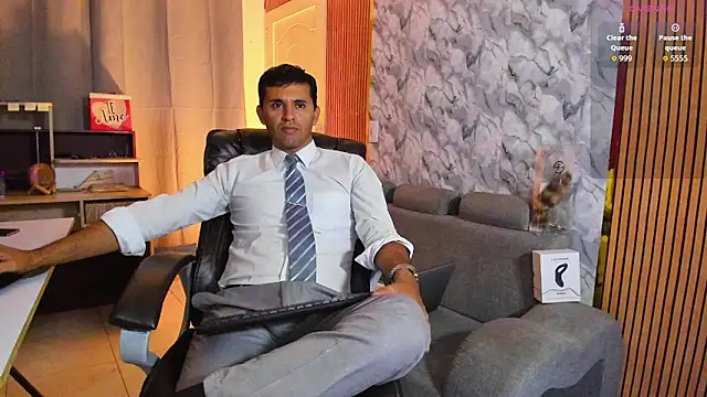 Snapshot of Hideintheoffice chatting on February 17, 2026, 5:27 am Hideintheoffice online show from February 17, 2026, 5:27 am