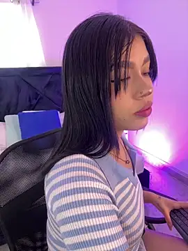 Lily Woodz online show from June 9, 2026, 7:04 pm