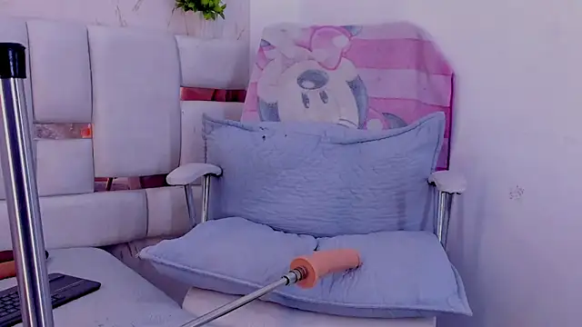 celeste smmith  online show from September 20, 2025, 8:03 pm