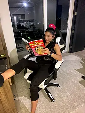 AlejandritaMilano online show from January 9, 2026, 1:01 am