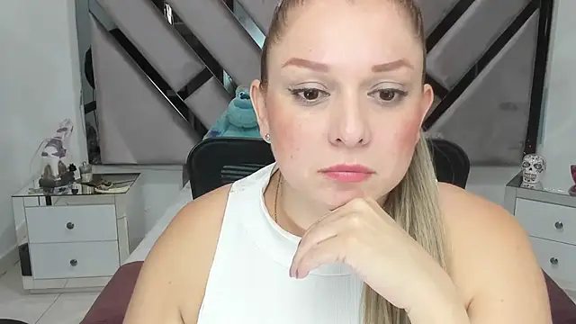 natalia5560 online show from March 19, 2025, 2:35 pm