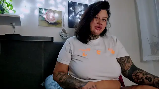 CurvyCannabisQueen online show from January 8, 2025, 4:34 am