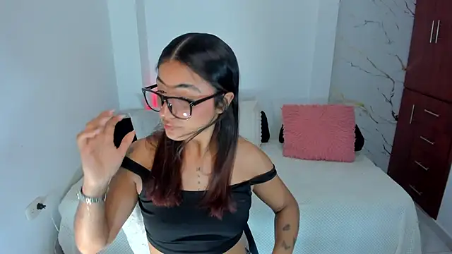 martina roldam online show from May 15, 2026, 3:37 am