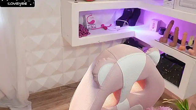 Mara-Bella online show from March 18, 2026, 8:32 pm