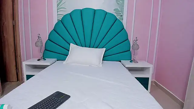 Snapshot of Daphne_Fox_ chatting on February 22, 2025, 6:39 am Daphne Fox online show from February 22, 2025, 6:39 am