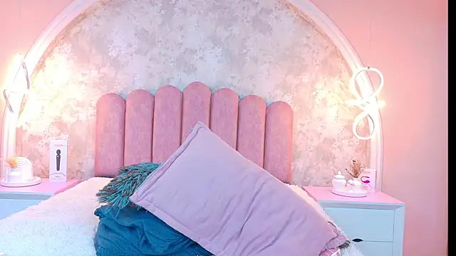 MiaLaurents online show from November 22, 2025, 4:33 am