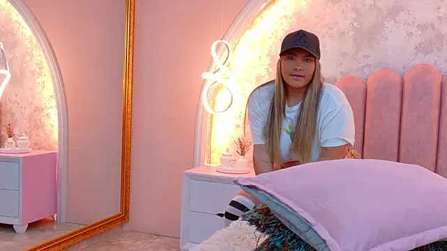 Snapshot of MiaLaurents chatting on March 21, 2026, 10:57 pm MiaLaurents online show from March 21, 2026, 10:57 pm