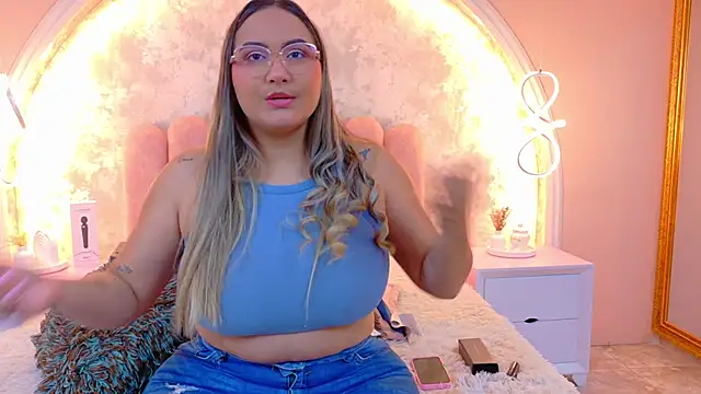 Snapshot of MiaLaurents chatting on February 20, 2026, 3:25 am MiaLaurents online show from February 20, 2026, 3:25 am