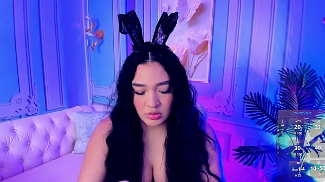 stefany duque1  online show from October 31, 2025, 6:59 pm