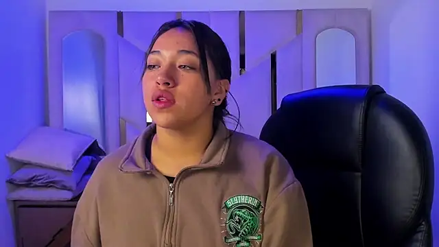 IsabellRodriguez18 online show from March 7, 2026, 4:08 am