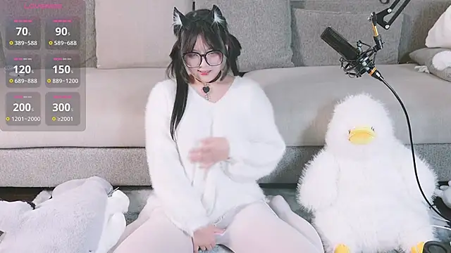 Yu UwU  online show from February 4, 2025, 2:43 pm