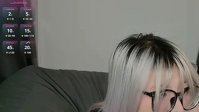 Yu UwU  online show from February 15, 2026, 2:16 pm