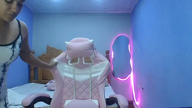 Coral0403 online show from November 9, 2025, 4:33 pm