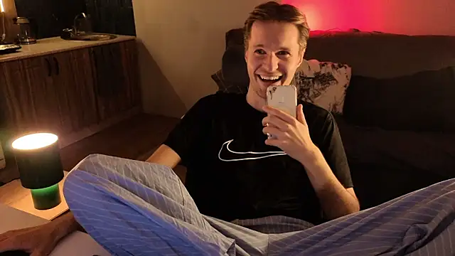 Leonnextdoor online show from February 4, 2026, 7:09 pm