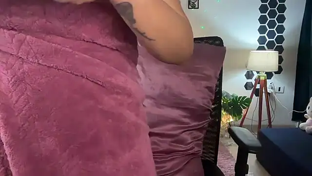 Snapshot of roseofvenom chatting on March 9, 2026, 7:50 pm roseofvenom online show from March 9, 2026, 7:50 pm