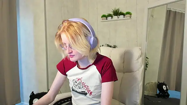 ElizabethHarpper online show from October 31, 2025, 9:17 am