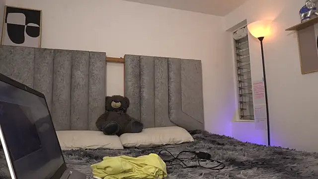 womantall99 online show from February 27, 2025, 4:32 pm