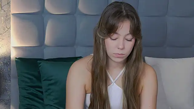 Snapshot of TheEmma chatting on February 8, 2026, 1:53 pm TheEmma online show from February 8, 2026, 1:53 pm