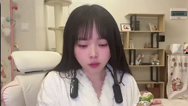 Chenjing0 online show from December 17, 2025, 12:43 pm