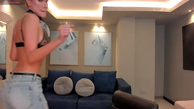 NiaSalvatore online show from November 3, 2025, 6:22 pm