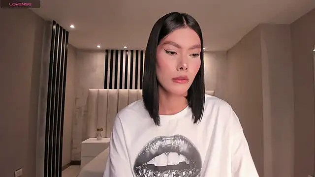 NiaSalvatore online show from September 8, 2025, 6:18 pm