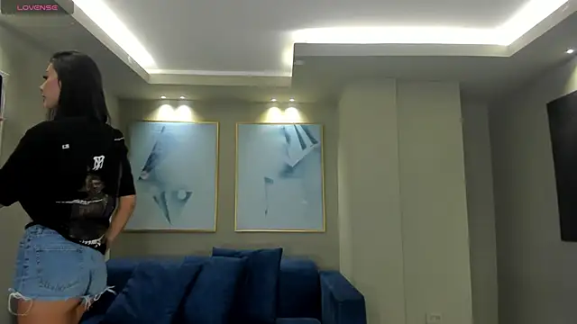 NiaSalvatore online show from October 3, 2025, 7:15 pm