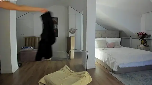 Yourhotqueeen online show from October 1, 2025, 10:46 pm