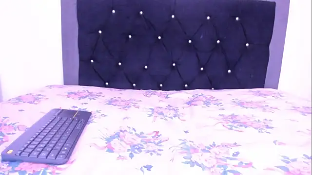 Snapshot of violetadumsper chatting on September 19, 2025, 3:21 am violetadumsper online show from September 19, 2025, 3:21 am